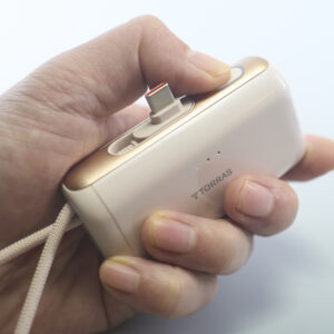 TORRAS モバイルバッテリー | ケーブル不要で直接続可能なコンパクトバッテリー